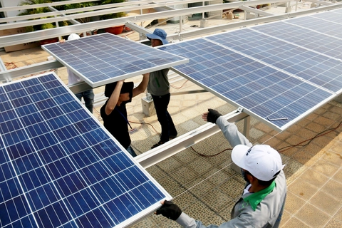 Công Nhân Lắp Đặt Hệ Thống Điện Mặt Trời