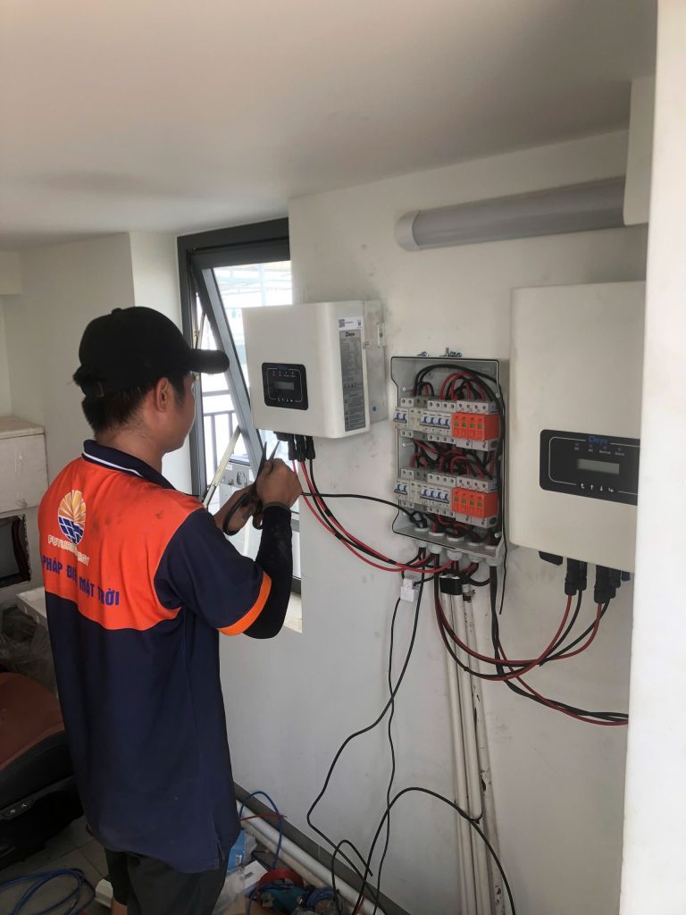 Nhân Viên Kĩ Thuật Điều Chỉnh Inverter Điện Mặt Trời