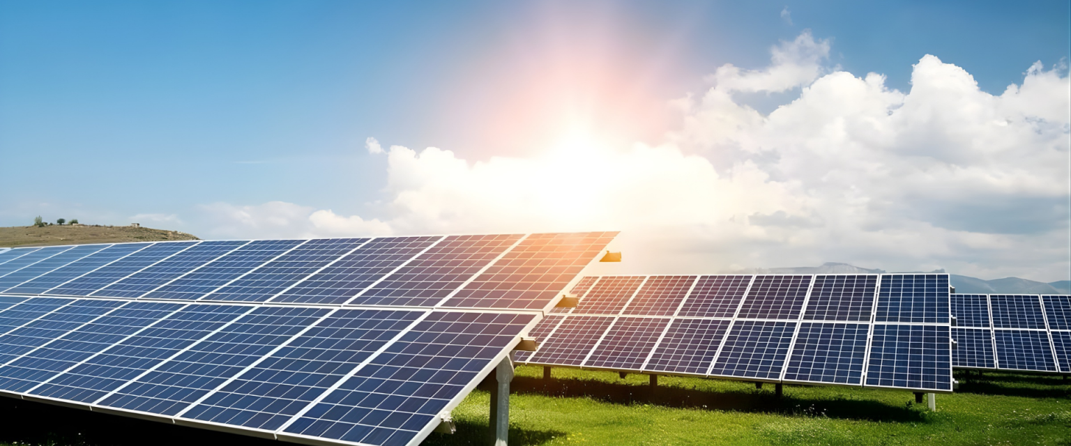 tấm pin năng lượng mặt trời ngoài trời