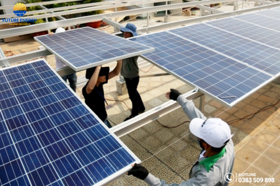 Kỹ thuật viên thi công lắp đặt hệ thống điện mặt trời