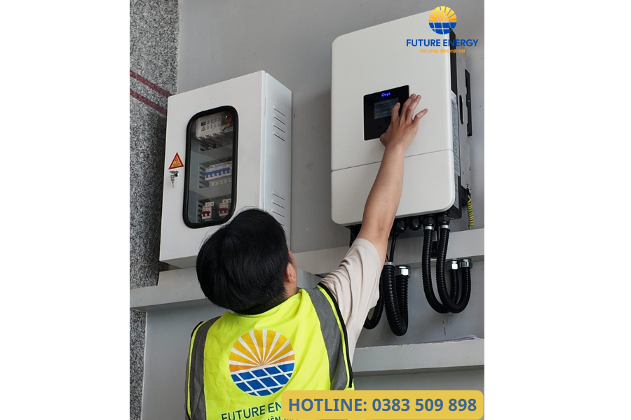 Nhân viên Future Energy kiểm tra inverter điện mặt trời