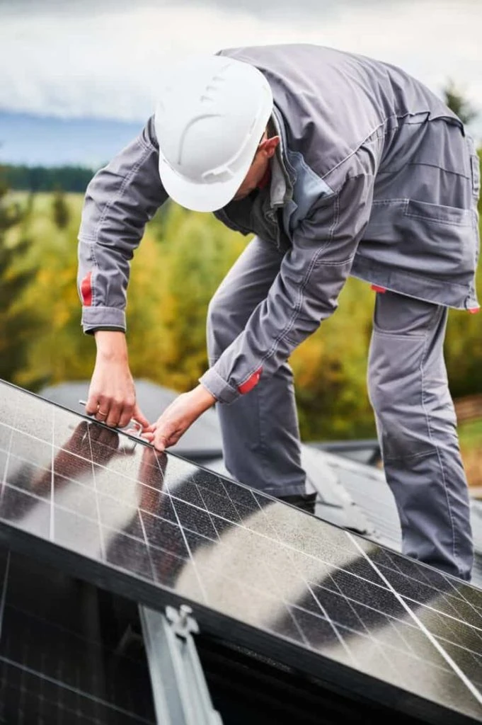 Công nhân lắp đặt tấm pin năng lượng mặt trời